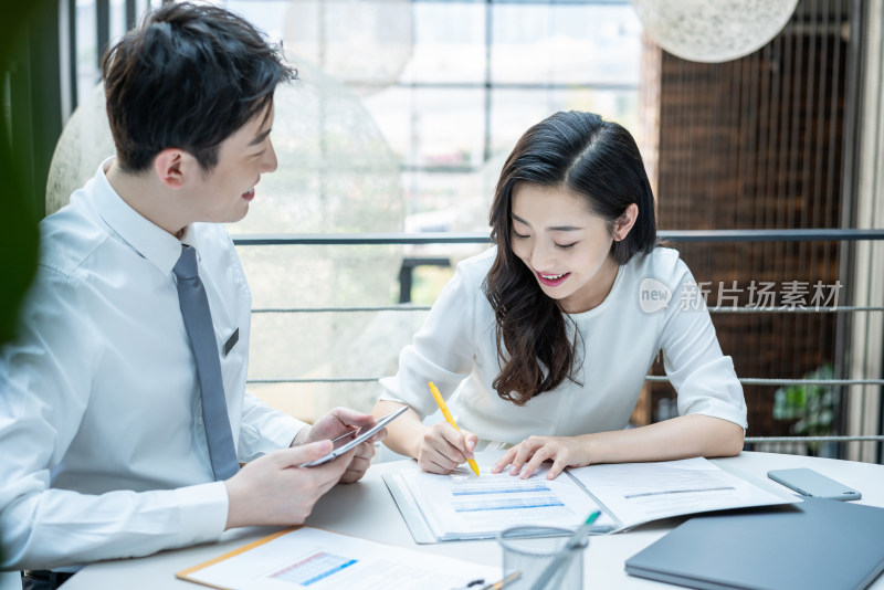 年轻商务人士在工作