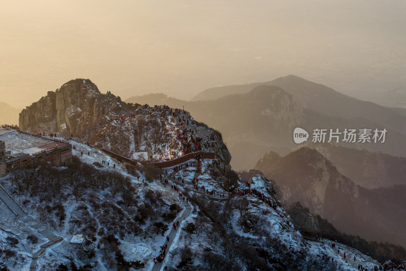 雪后泰山，银装素裹