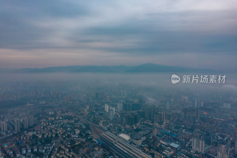 城市清晨迷雾日出航拍摄影图