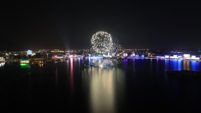 夜空中绽放的绚烂烟花与城市夜景