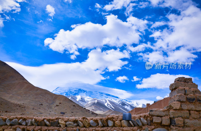 新疆帕米尔高原克州慕士塔格峰山下村庄