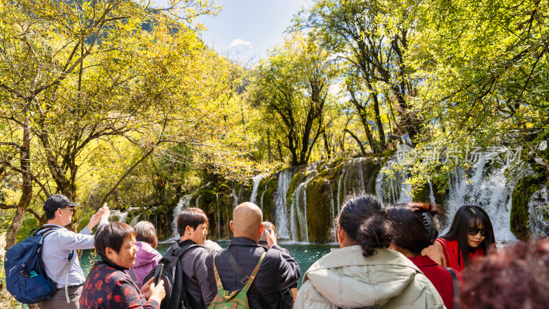 四川九寨沟景区游玩拍照的游客