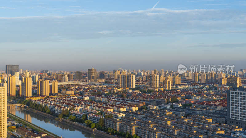 城市高空视角俯瞰高楼与河流景观