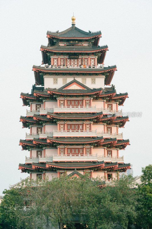 古典多层塔楼建筑全景图