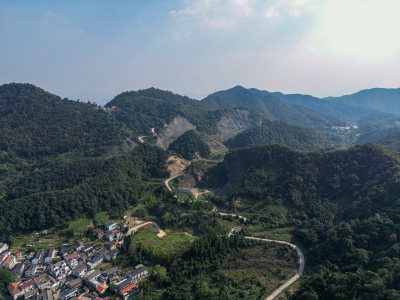 航拍蓝天白云下的青山河流村庄风光