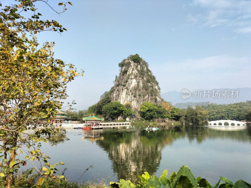 肇庆七星岩，屹立在湖面的小丘山
