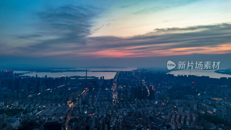 晚霞中的江西九江城市夜景航拍图