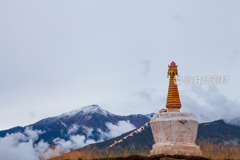 川藏线雪山白塔风光