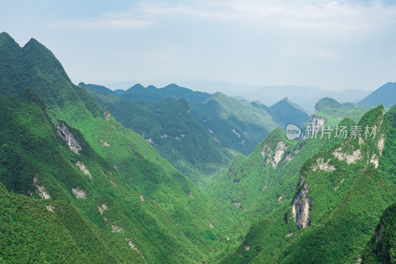 夏天午后晴朗多云的山谷