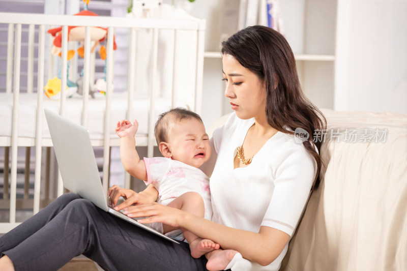 在家办公的年轻妈妈和宝宝