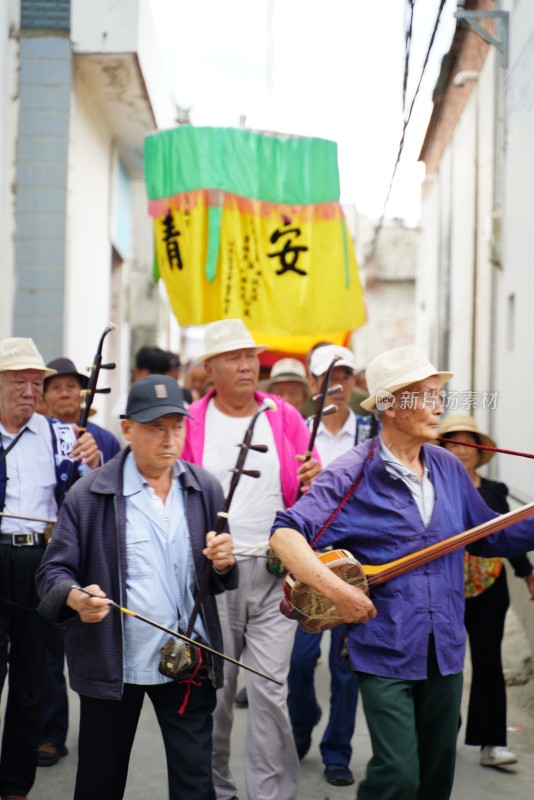 大理白族端午节身着民族服饰人们