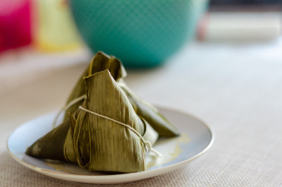 盘子里两个中国端午节传统美食粽子特写