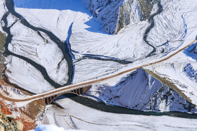 航拍新疆冬季安集海大峡谷雪景雪山山脉河流