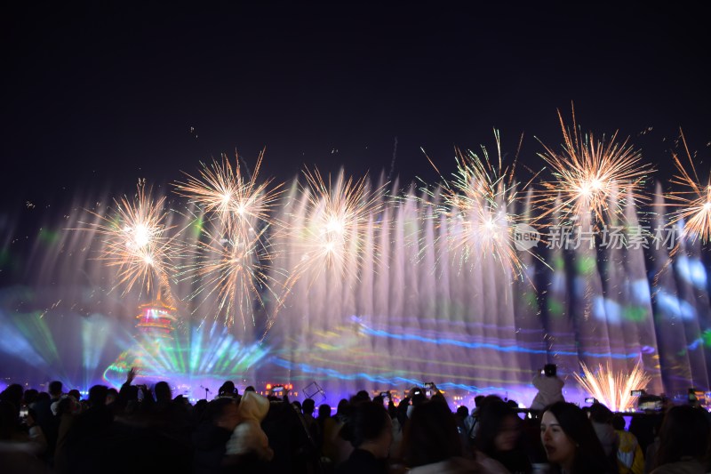 夜空中绽放的绚烂烟花