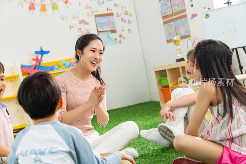 幼儿园老师和小朋友们