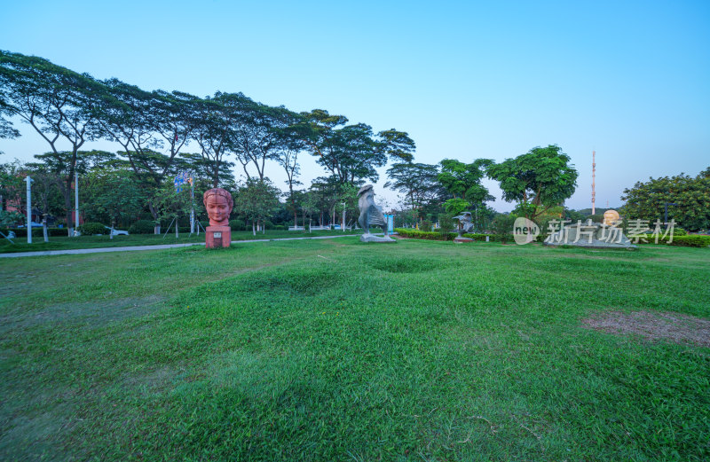 广州大学城露营地草坪树林雕塑公园