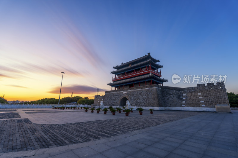 夕阳晚霞中的北京中轴线永定门城楼