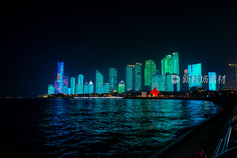 海滨城市璀璨夜景