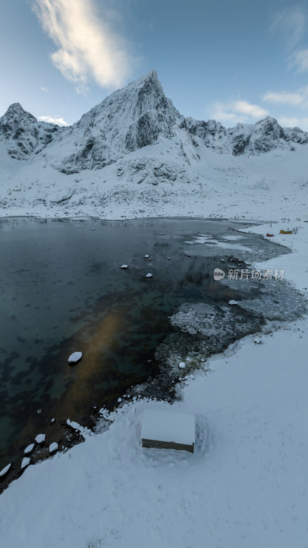 挪威罗弗敦群岛北极圈雷纳冬季雪景高空航拍