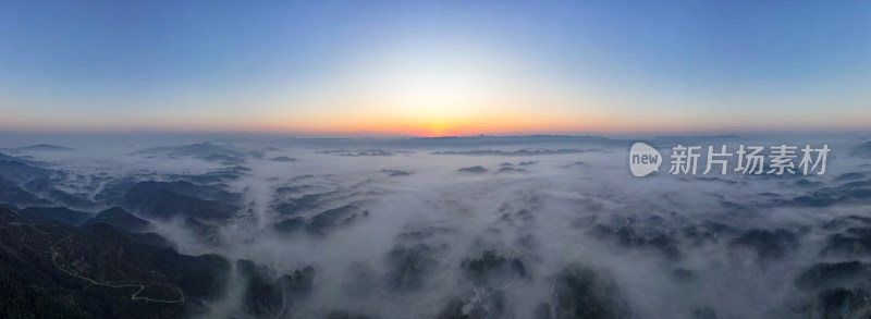 山川丘陵清晨迷雾航拍全景图