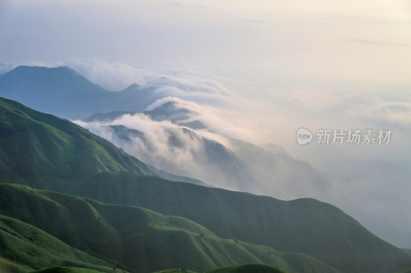 唯美清晨高山日出云海 武功山高山草甸