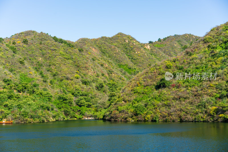 秋天的黄花城水长城景区里的水库群山