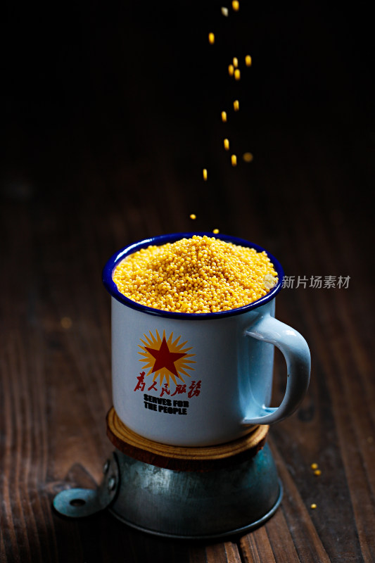 桌面上一杯粮食黄色小米
