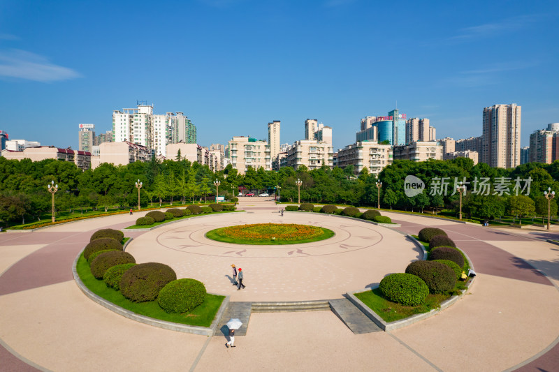 航拍湖南衡阳太阳广场公园绿化带花坛