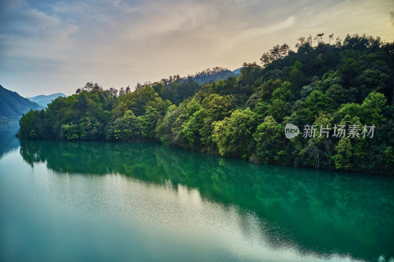 宁静的湖泊