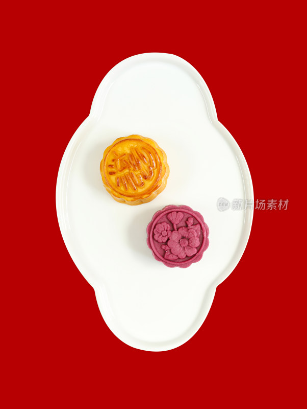 红色背景上中式盘子中的中秋月饼