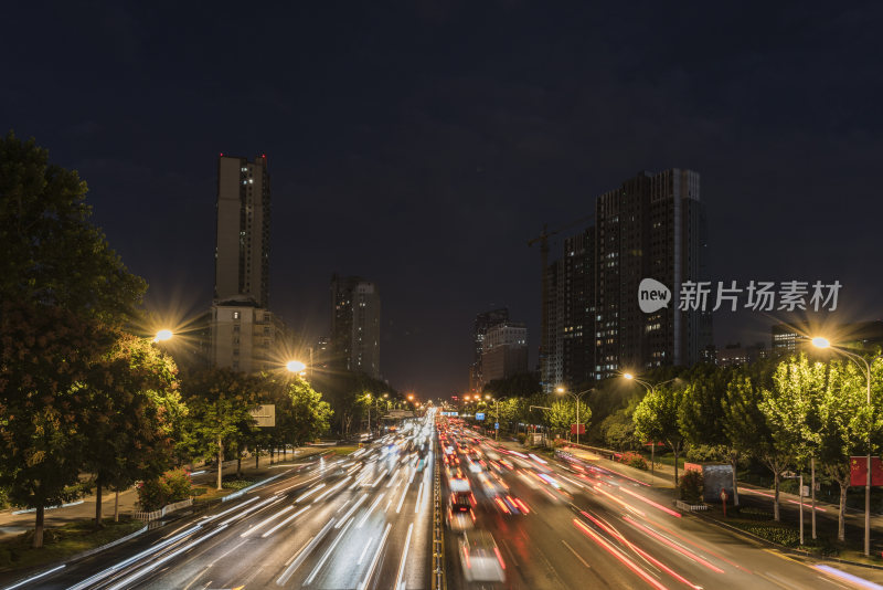 城市道路夜景车流长曝光画面