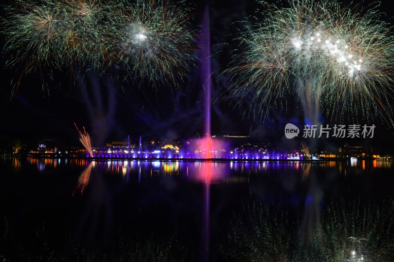 长沙浏阳烟花湖面夜景烟花绽放倒影