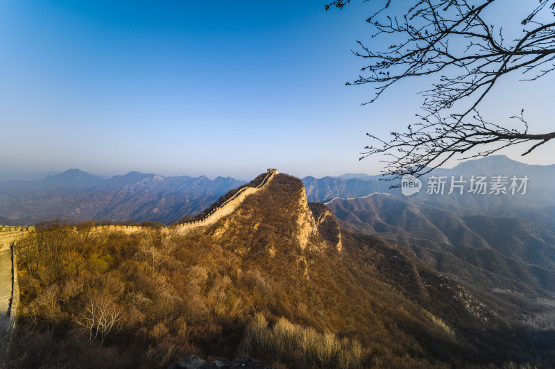 春天早晨北京明长城箭扣长城与山杏花