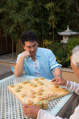 父子在院子里下棋