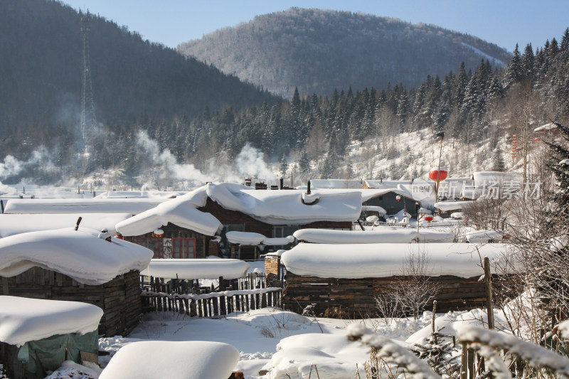 雪覆盖的乡村民居和远山