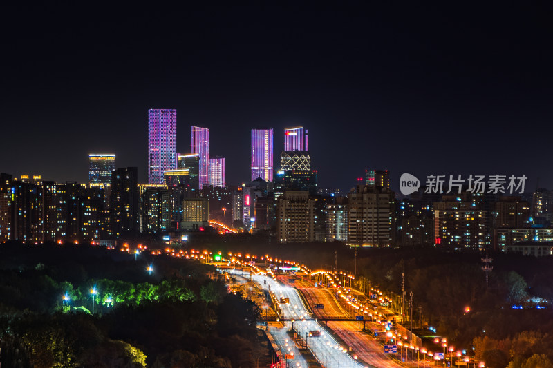 北京夜景 璀璨灯光下的摩天大楼与车流