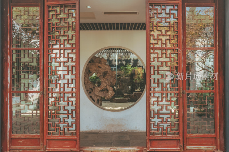 苏州园林博物馆中式庭院门窗与景观石展示