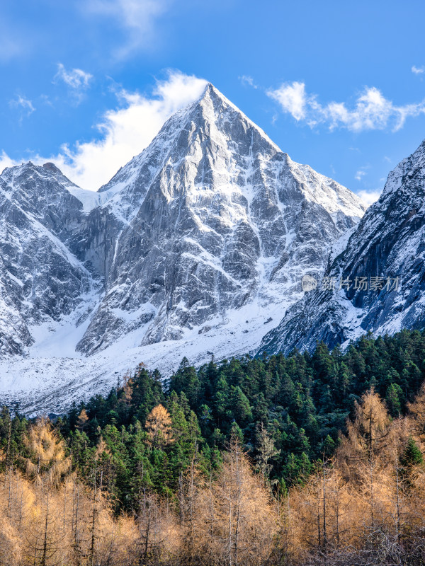 四川阿坝理县毕棚沟的雪山雪景