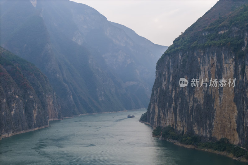 长江三峡奉节瞿塘峡中航行的货轮