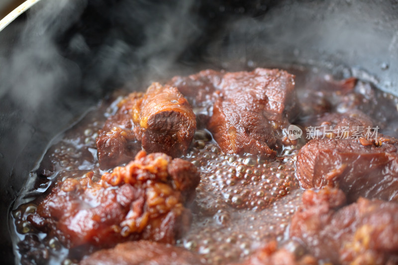 锅里炖着的红烧牛肉特写