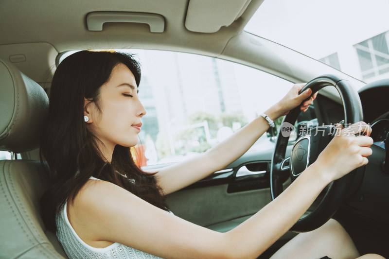 疲倦的青年女人开车