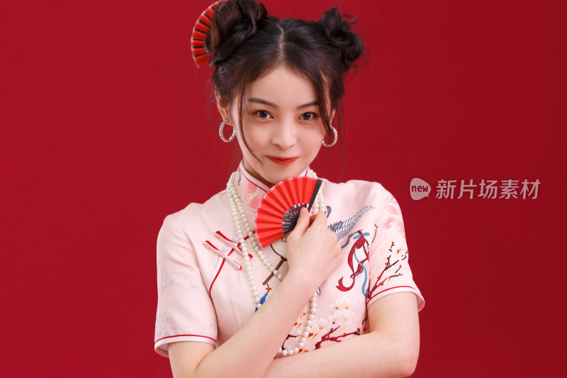 漂亮的国风美少女拿着小扇子