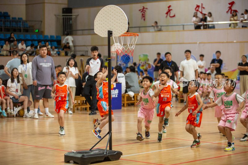 幼儿体育大会中的篮球对战