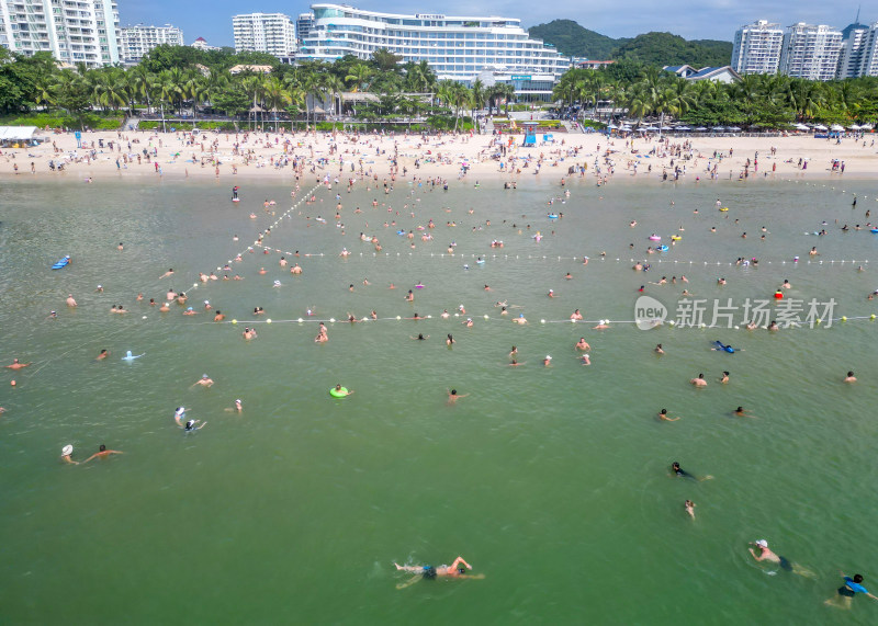 海南省三亚市大东海冬季沙滩海岸线上游客