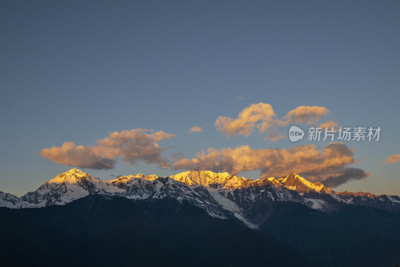 梅里雪山与彩云的壮美景观