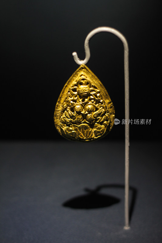 江苏省南京博物院展出的金器