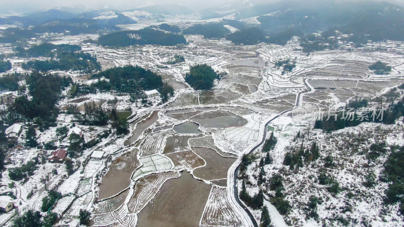 航拍冬天山区农田雪景