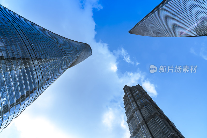 仰拍城市摩天大楼