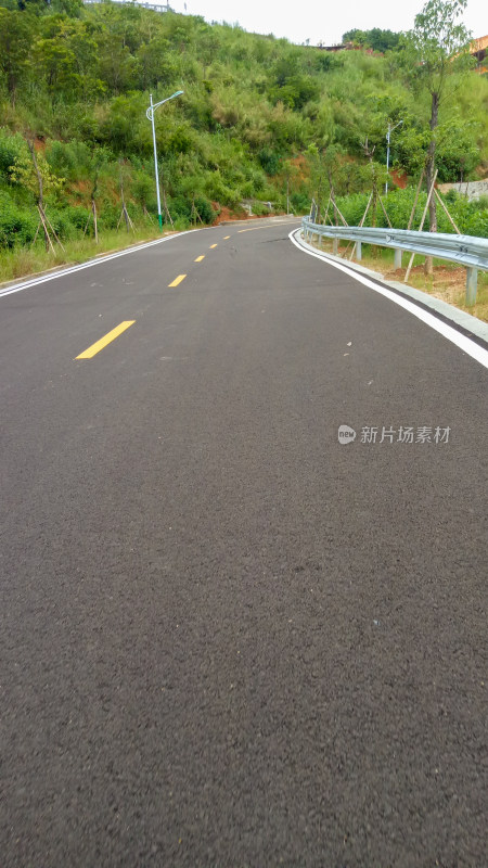 山间柏油公路风景