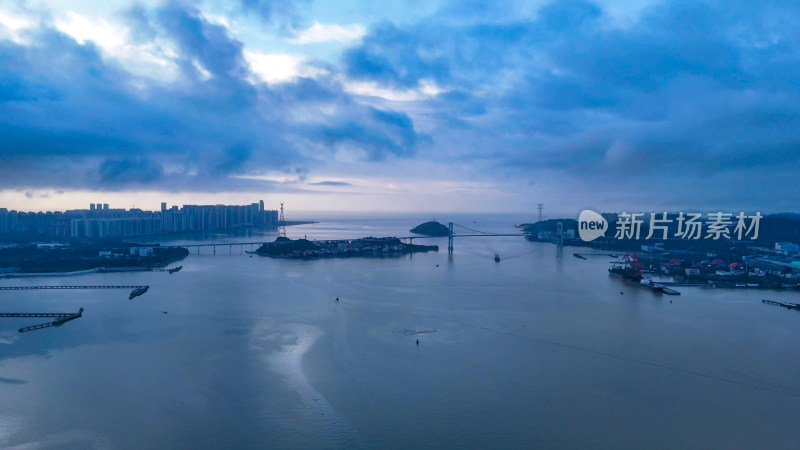 广东汕头妈屿岛旅游区海湾大桥清晨航拍图